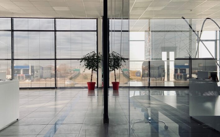 Dlaczego warto wybrać akustyczne ściany szklane do swojego biura?