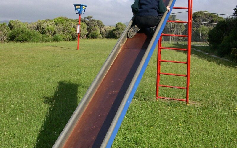 Sztuczna trawa – idealne podłoże na place zabaw